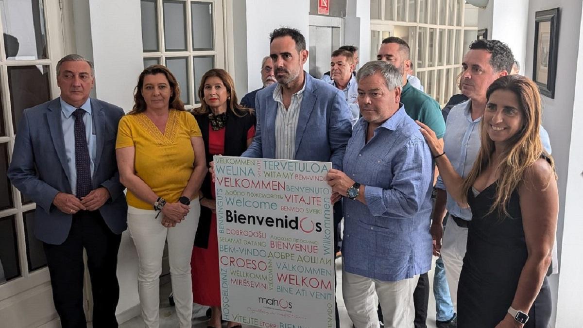 Los representantes de la Asociación de Hosteleros de Málaga (Mahos) y de algunas instituciones, con el cartel de bienvenida al turista.