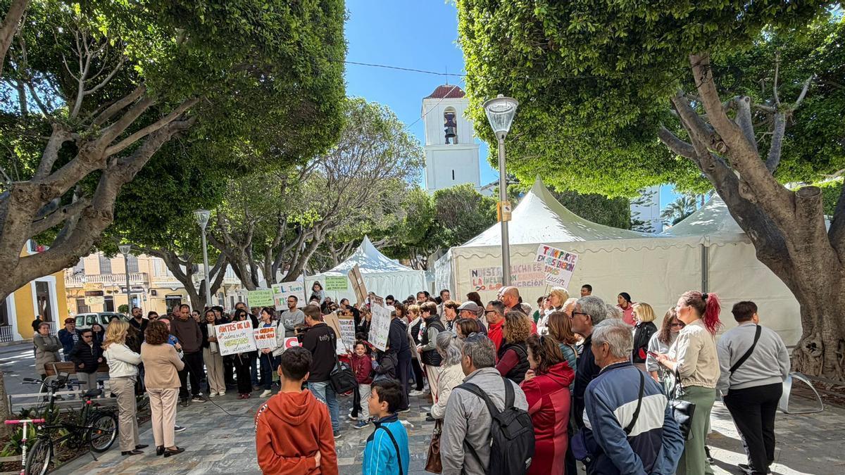 Foto: protesta este lunes en el Ayuntamiento / Vídeo: las familias rechazan que sus hijos dejen el colegio de Heredades de Almoradí ante el anuncio de supresión del servicio de transporte escolar