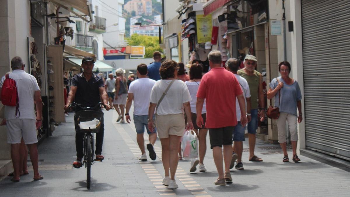 Ambient comercial en els carrers de Roses, aquest juliol