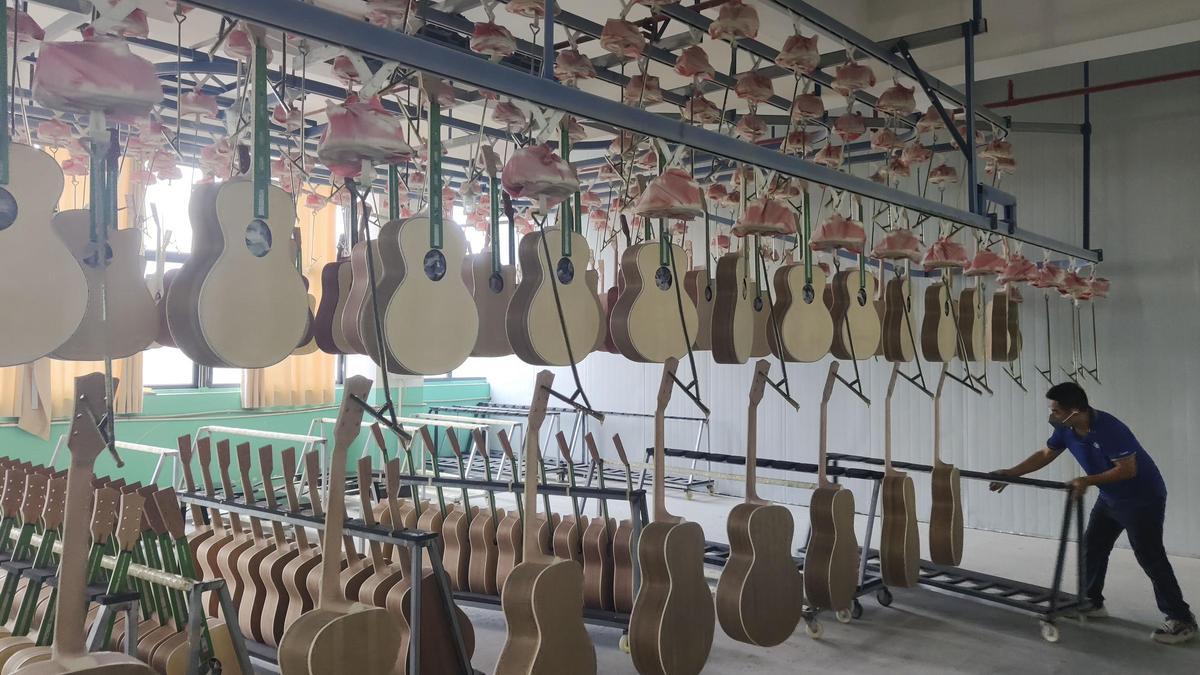Un hombre trabaja en una fábrica del condado de Zhengan, donde se produce la séptima parte de las guitarras del mundo.