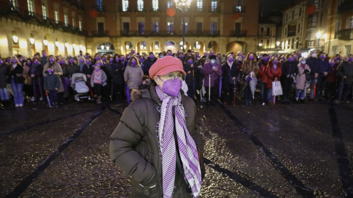 Centenares de personas asisten al acto institucional por el 25-N, en la Plaza Mayor de Gijón