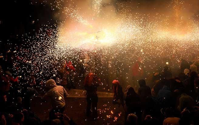 Correfoc in Palma: Wenn 300 Teufel die Funken sprühen lassen