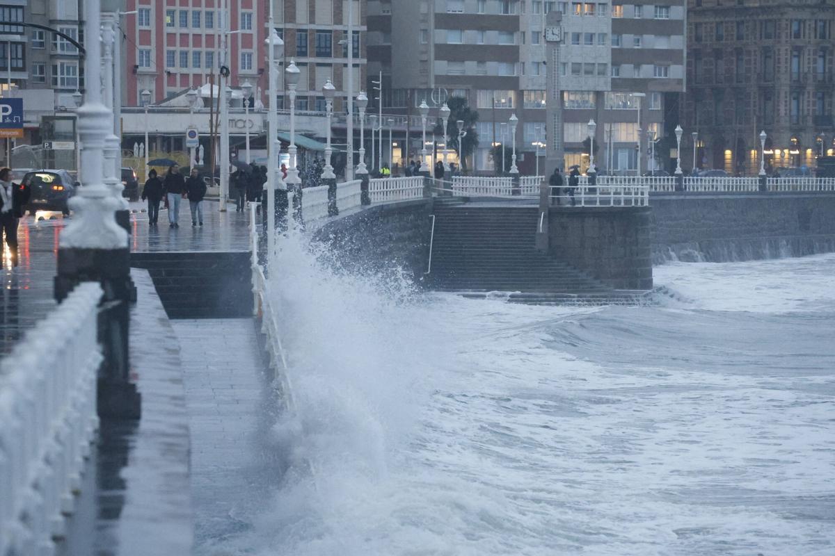 Así se vivió en Gijón el temporal, con olas de seis metros