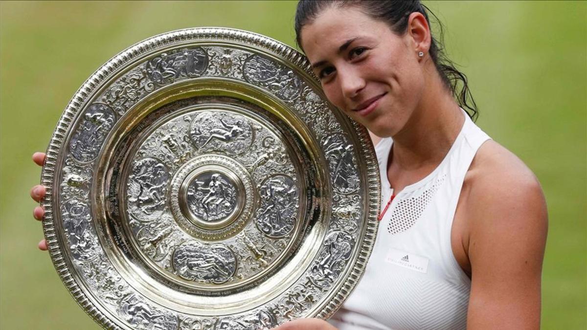 Muguruza, posando tras su victoria en Wimbledon