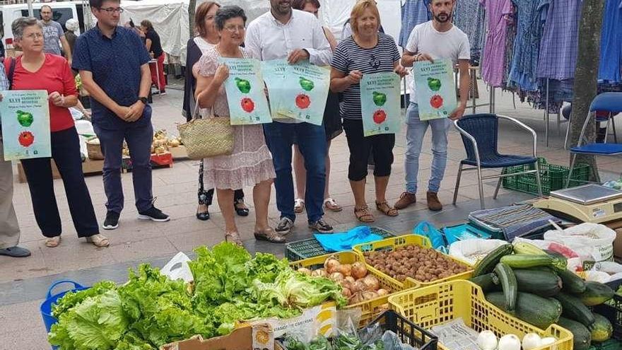 Por la izquierda, los ediles Charo Cuervo y José Ramón Arango, la productora Josefina González, de Peñaullán; el alcalde, David Álvarez; la agricultora Maribel Calvo, de Agones, y el edil Alejandro del Busto, ayer, en Pravia.