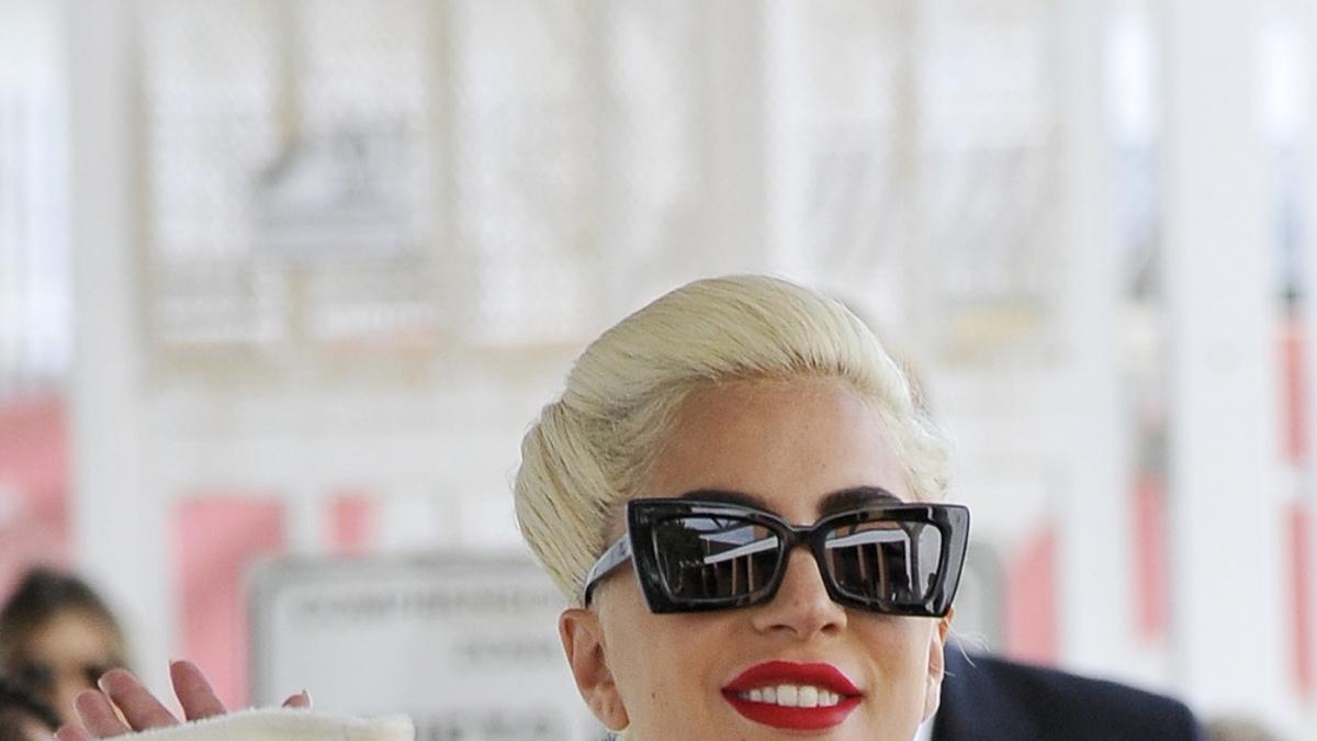 Lady Gaga en Venecia, con abrigo XXL