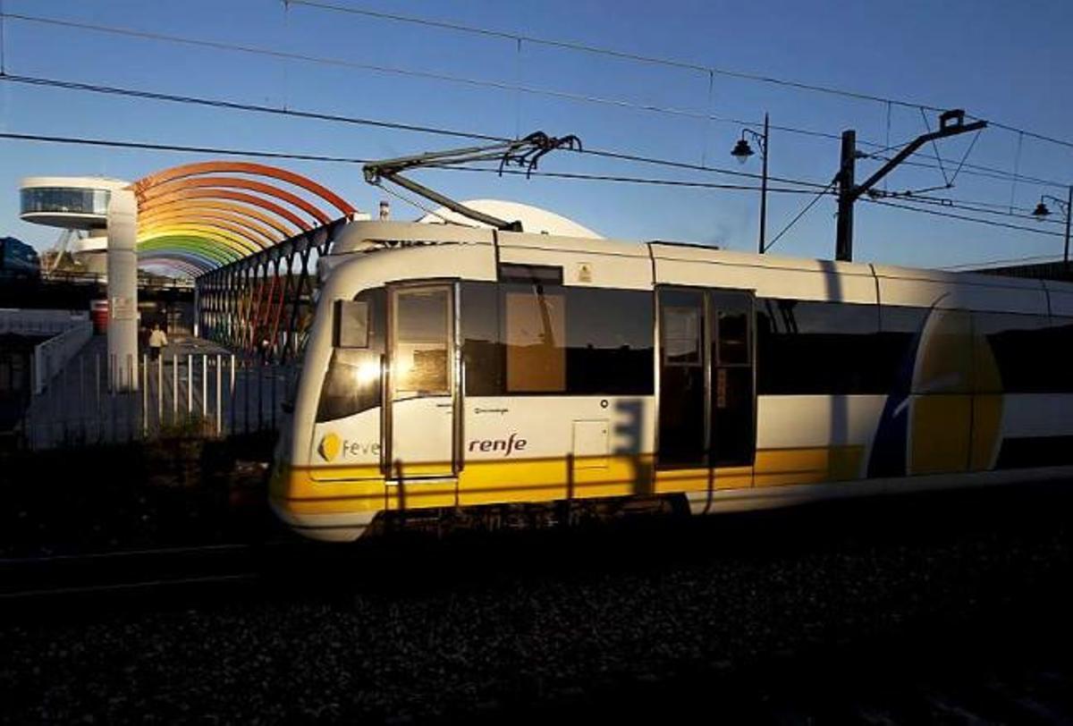 Un tren de Feve con el logotipo de Renfe, circulando en la red de cercanías de Asturias.