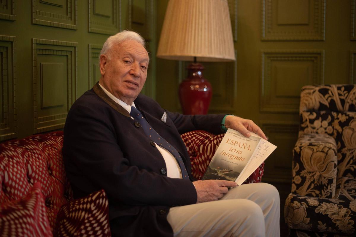 Jose Manuel García- Margallo, con su libro