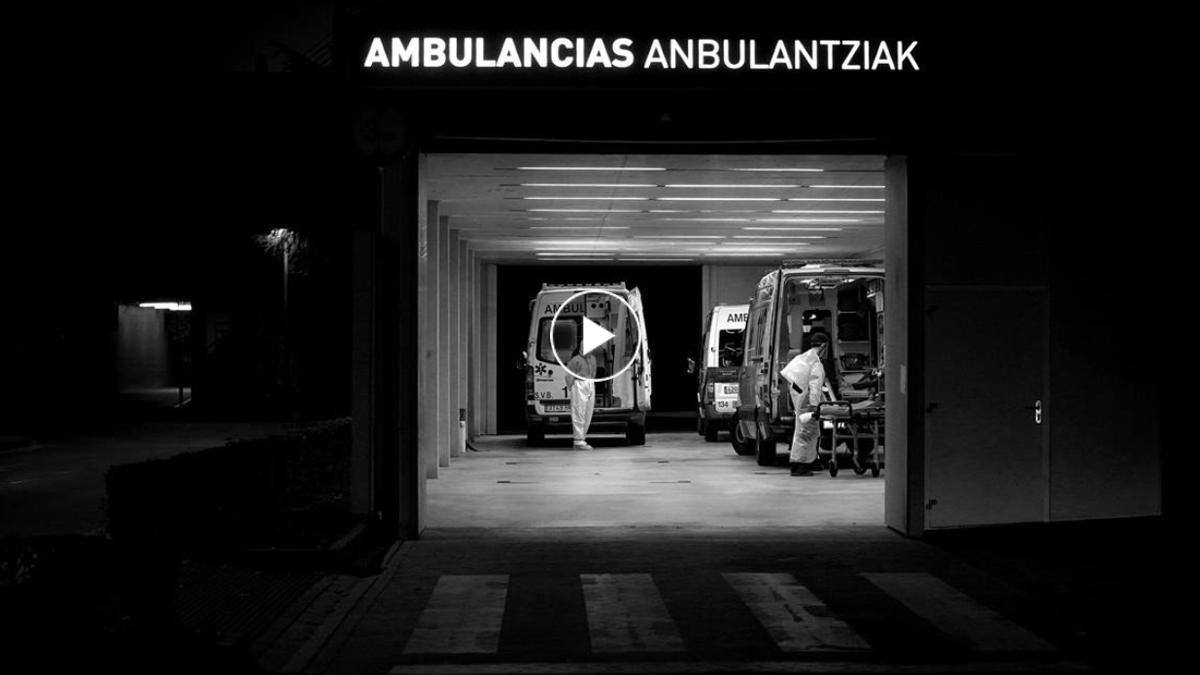 Hay un goteo constante de ambulancias en las urgencias del Hospital Universitario de Pamplona. José Luis Roca