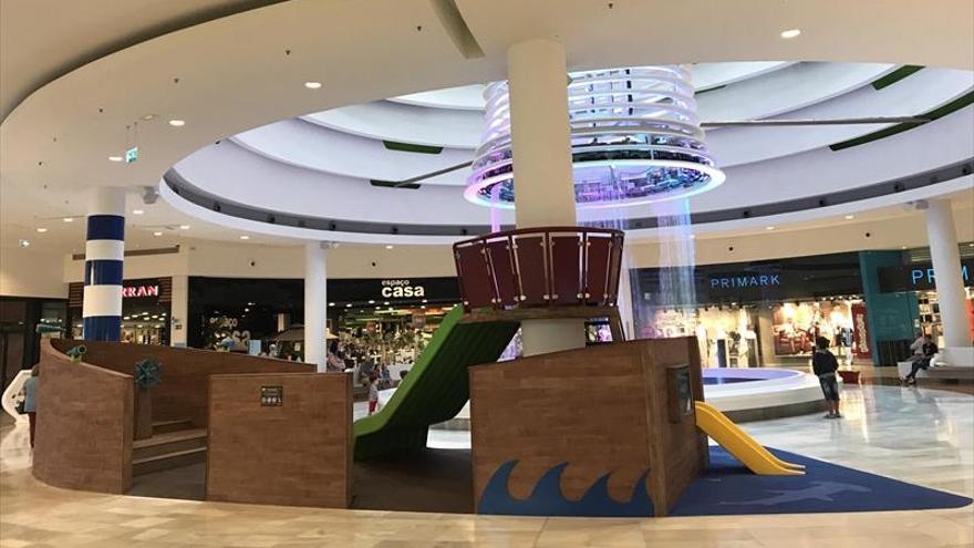 El centro comercial El Faro abre en la plaza de la Fuente un nuevo área infantil