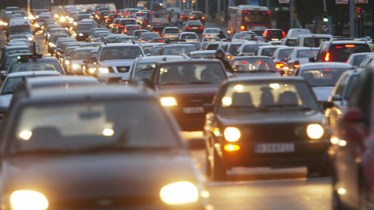 Coches circulando por la carretera