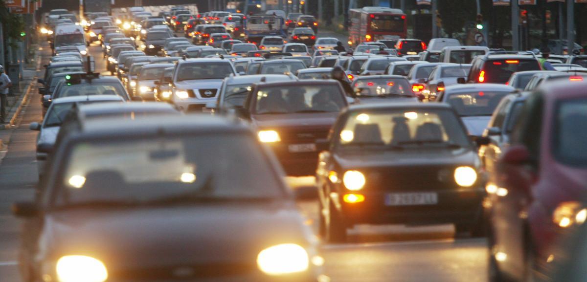 Coches circulando por la carretera