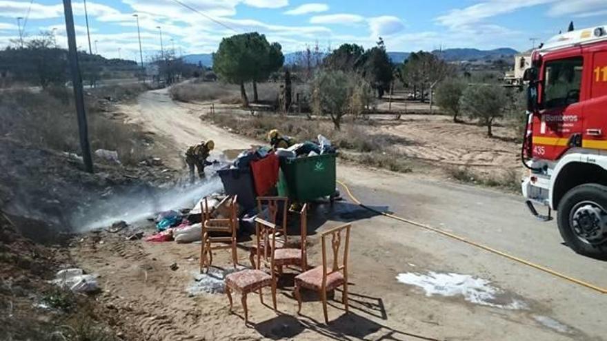 Incendio de contenedores llenos de ropa en la carretera de Cañada.