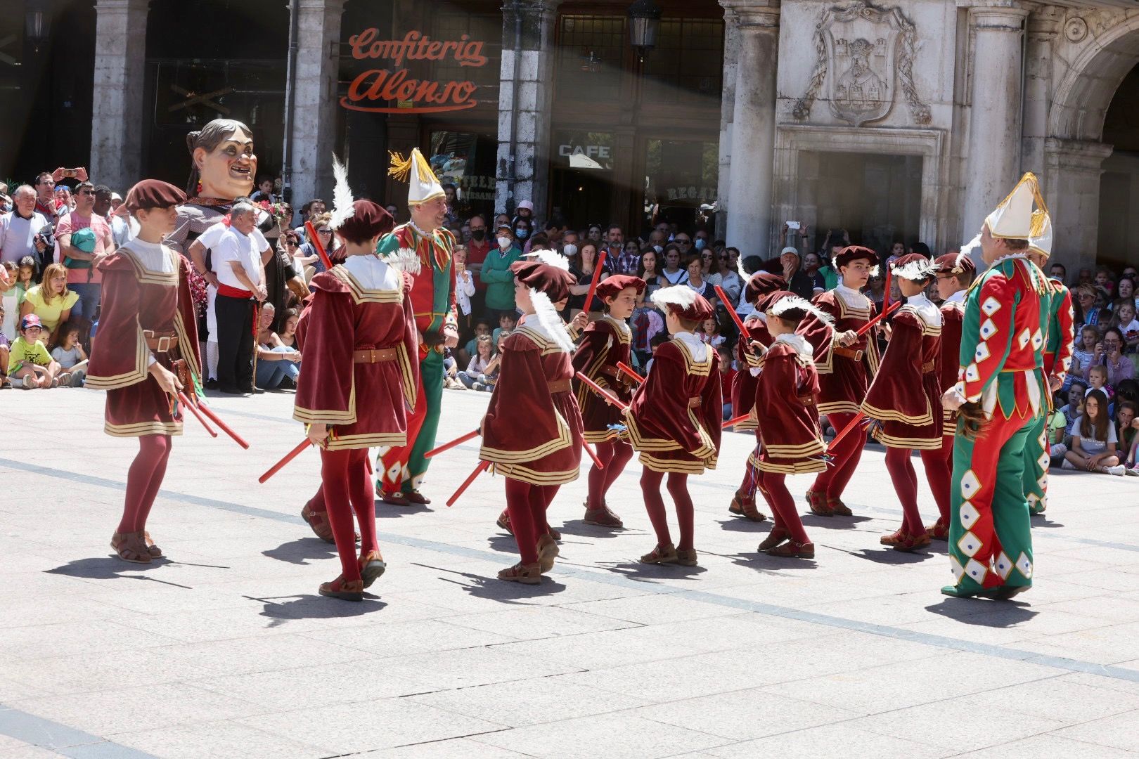 Danzantes y Gigantillos de Burgos para Carmen, Nerea y la corte mayor