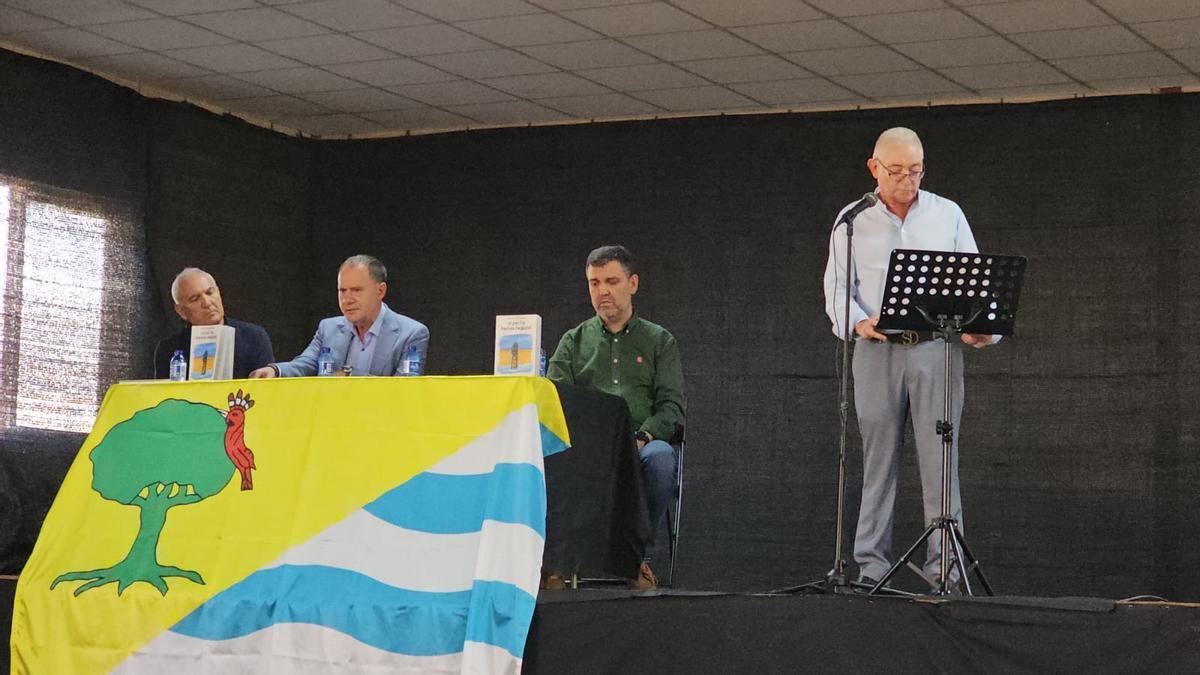 El alcalde de Santa Cristina, Salvador Domínguez, durante el acto de presentación del libro.