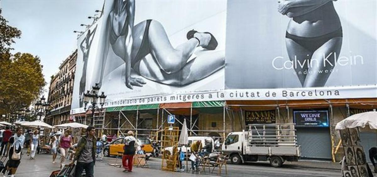 La façana del Teatre Principal, al número 27 de la Rambla, coberta per una gran lona publicitària.