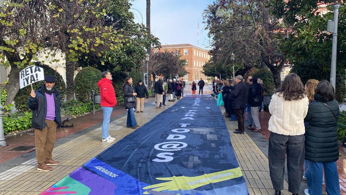 Momentos antes de la protesta frente a la Delegación del Gobierno en Badajoz.