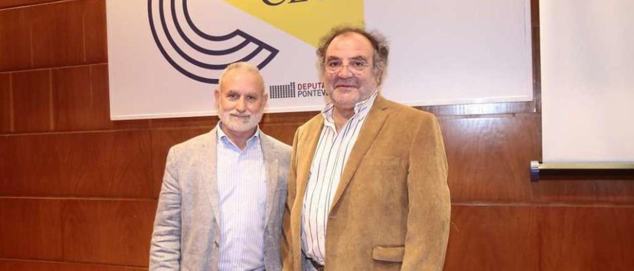 El antropólogo Josep María Fericgla (dcha.) y el psicólogo Carlos Velasco, ayer. // Adrián Irago