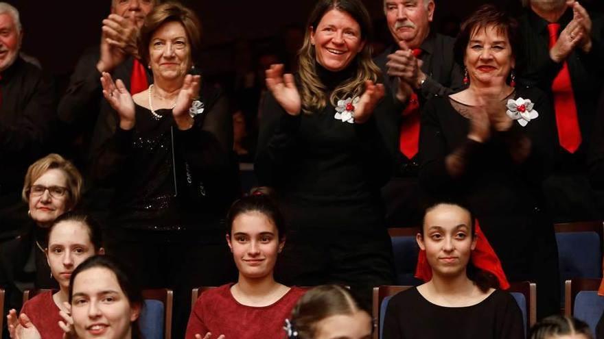 Componentes del Orfeón de Castrillón y de la Escuela de Música Divertimento durante la gala de ayer.