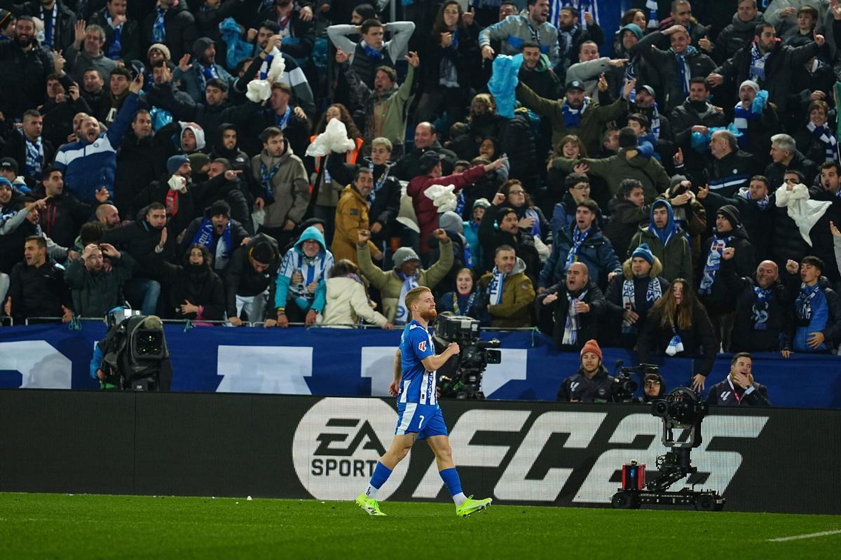 Carlos Vicente, del Alavés, celebra tras anotar el primer gol de su equipo durante el partido de fútbol de la Liga española entre Alavés y Real Madrid en Vitoria-Gasteiz, España, el domingo 14 de diciembre de 2025. (Foto AP/Miguel Oses)