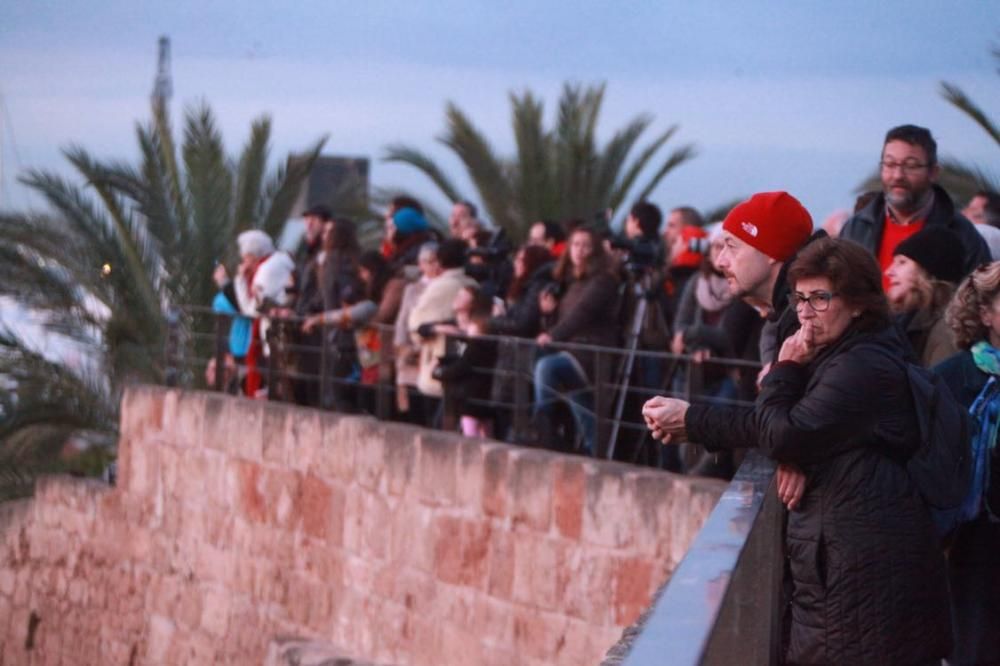 Más de 500 personas admiran el solsticio de invierno en la Seu