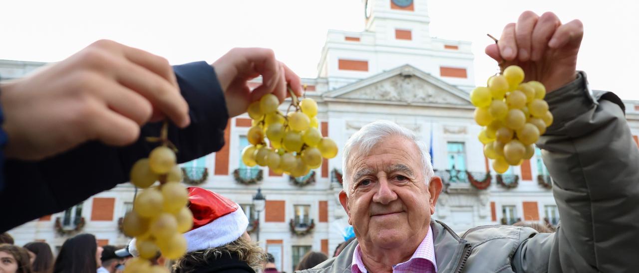 Un hombre, en la celebración de la «prenochevieja», una especie de ensayo para comer las uvas, este viernes, en la Puerta del Sol de Madrid. | E. P.