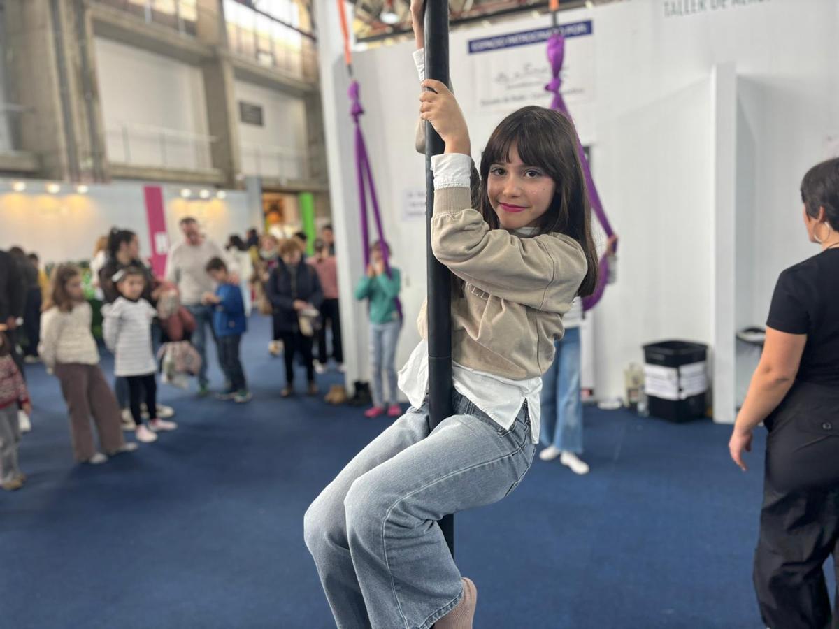 Irene Flores realiza acrobacias aéreas en Iberocio 2025.