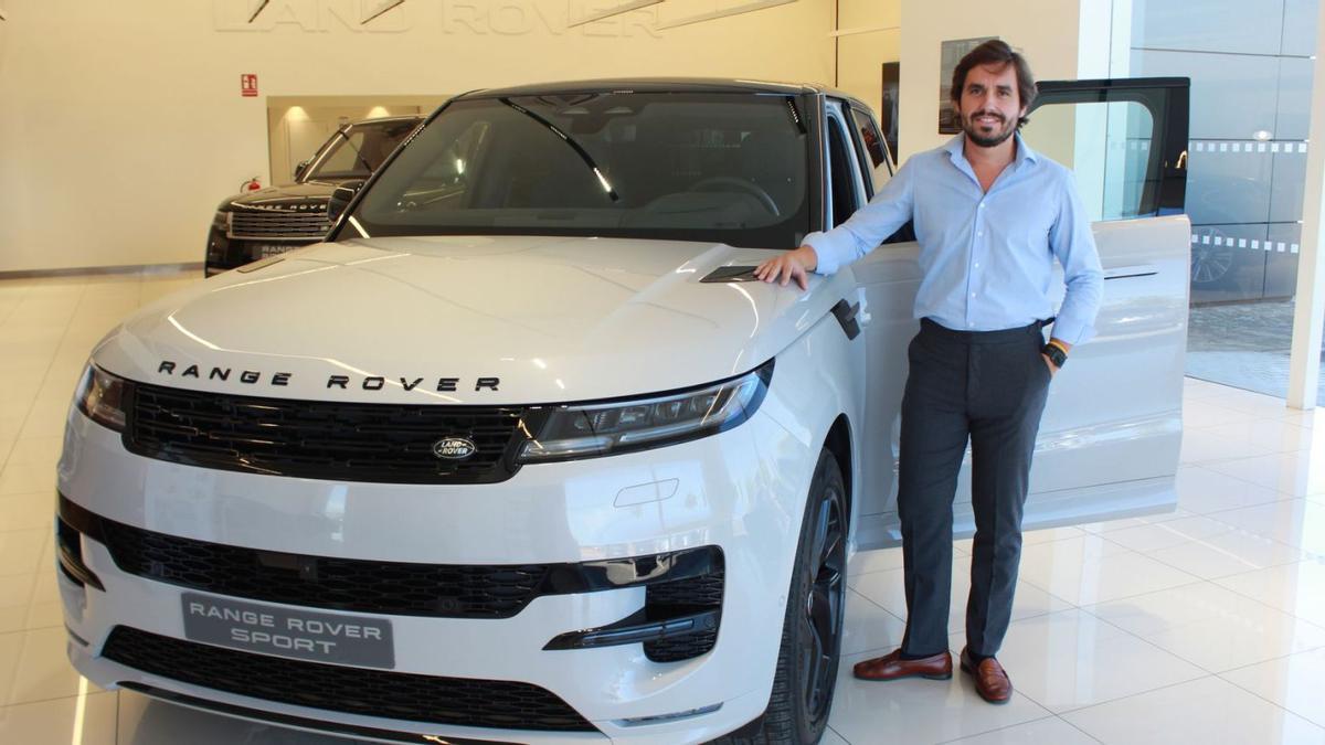 Antonio Martín, jefe de ventas de Gysa Córdoba, junto al nuevo Range Rover Sport