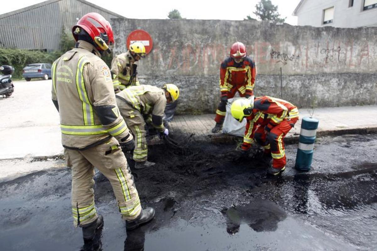 Bombeiros do Salnés retira restos de neumáticos quemados en Vilagarcía el miércoles.