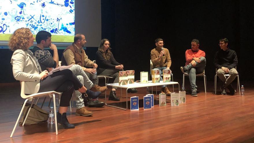 O director do CEIP de Barouta, Alonso Barreiro Caxade, co micrófono na man na reunión coa edil, lingüístas, docentes e pais amesáns / rag