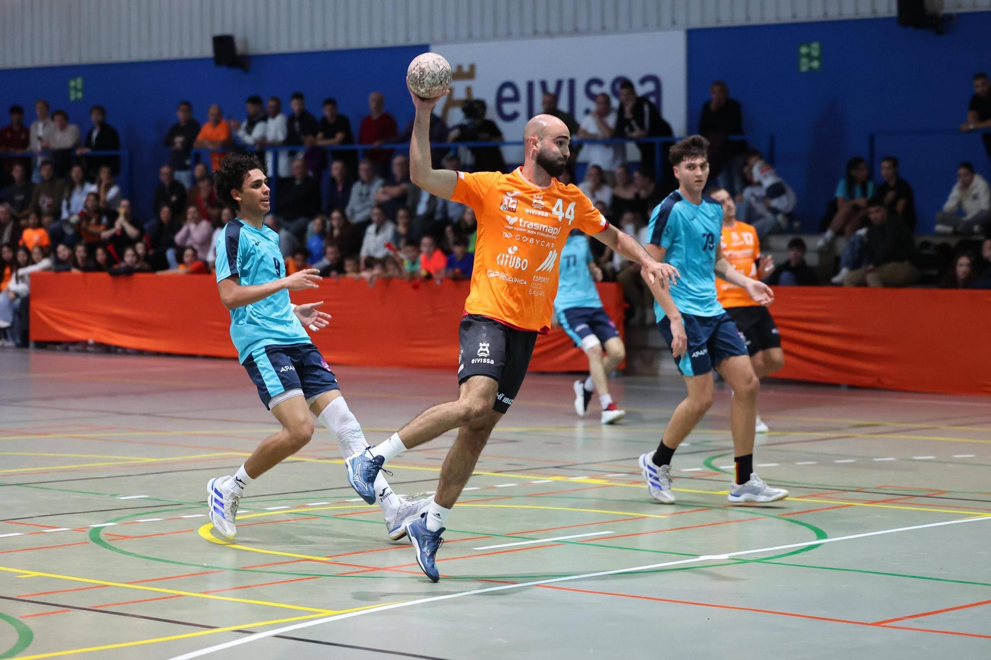 Martínez lanza a portería en un contragolpe