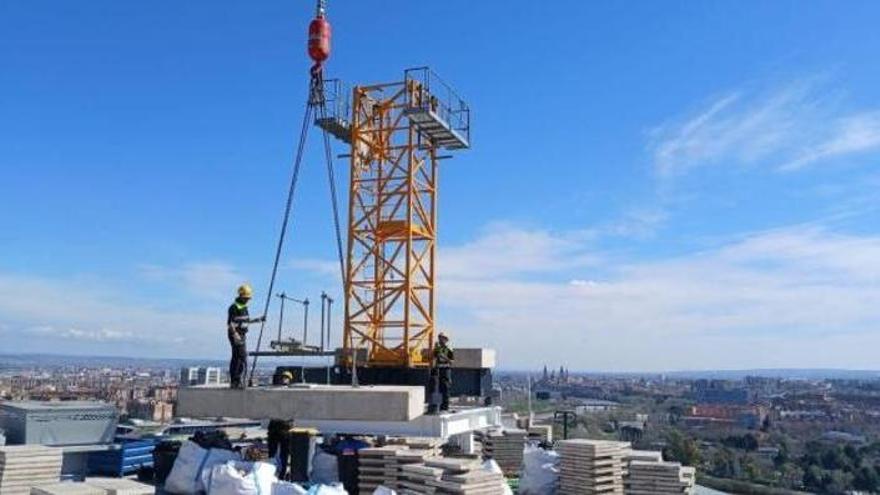 Instalan una grúa en la azotea de una de las torres más emblemáticas de Zaragoza para construir un nuevo mirador