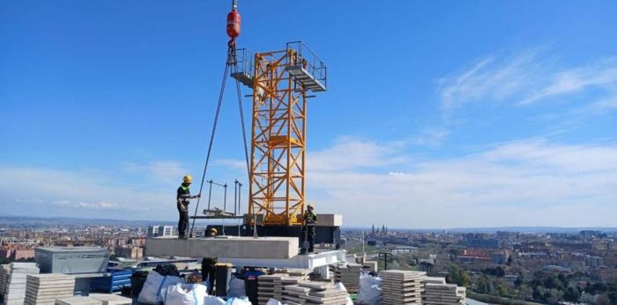 Así es la grúa que están instalando sobre la azotea del edificio.