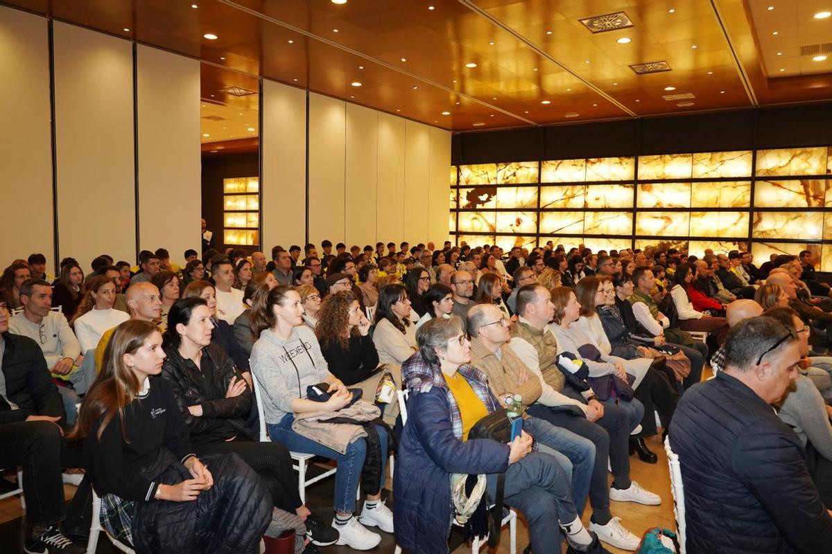 Asistentes a la presentación de la temporada 2026 del Club Ciclista Ontinyent.