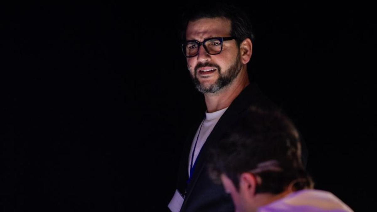 Fran Perea interpretando a su personaje en "El Efecto"