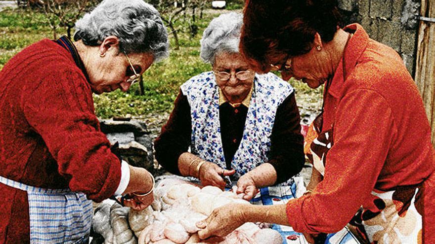 Mallorquinische Hausfrauen bei einem Schlachtfest zur Herstellung der Sobrassada.