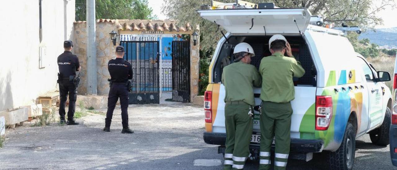 Agentes y técnicos de Iberdrola durante el registro del chalé.