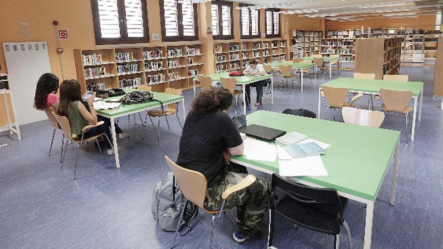 Schüler in einer Bibliothek in Palma.