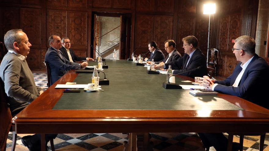 Puig, durante su reunión ayer con los agentes sociales, en la biblioteca del Palau de la Generalitat.