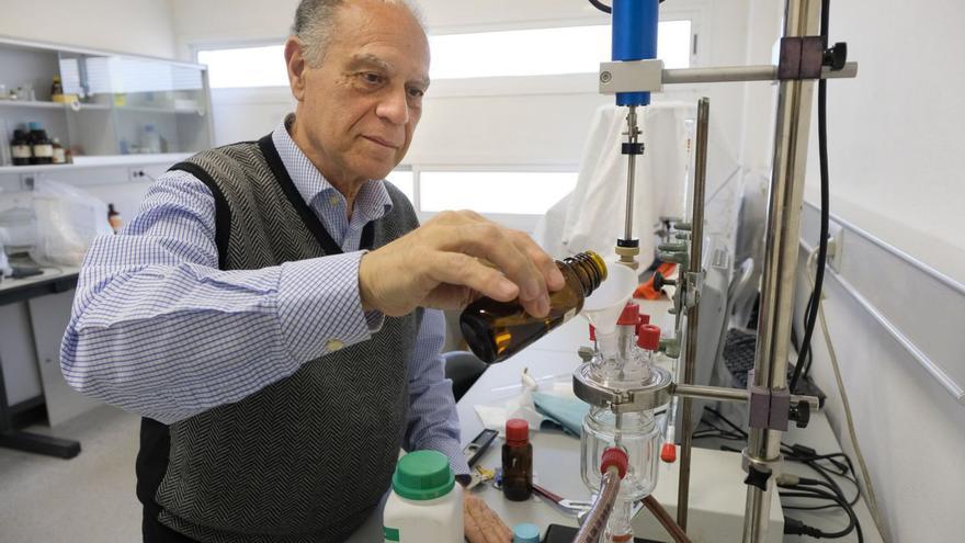 Juan Ortega, en uno de los laboratorios del centro de termodinámica de la ULPGC. | |