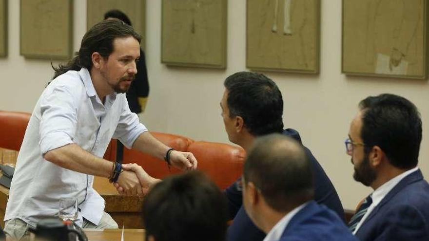 Pablo Iglesias saluda a Pedro Sánchez, ayer, en el Congreso. // Efe