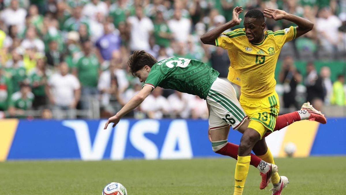 Yaya Sithole fue el primer expulsado del Mundial 2026 por una falta sobe Brian Gutiérrez