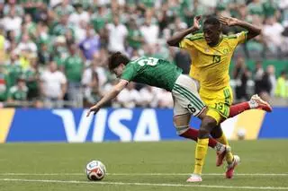 La pesadilla de Sithole en su estreno mundialista: del error en el 1-0 a la primera roja del torneo