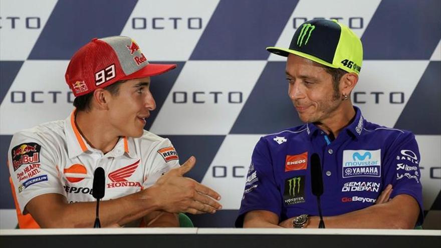 Rossi le hace la cobra en Misano a Marc Márquez