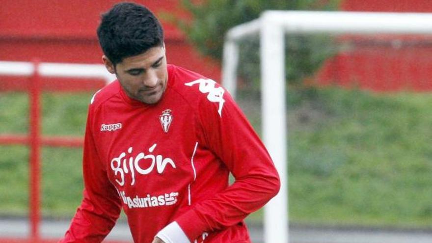 Carmona, realizando un control acrobático, durante el entrenamiento de ayer.