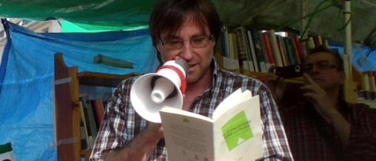 El escritor epilano Francisco López Serrano en un recital poético.