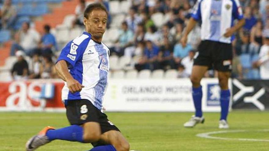 Farinós recupera un balón ante la mirada de Sergio Díaz.