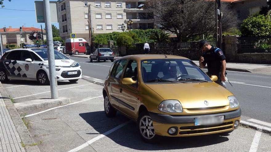 Un control de la Policía Local en la avenida Rosalía de Castro, una de las más transitadas. // Noé Parga