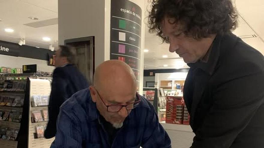 El momento en el que Bunbury estampó su mano para la escultura a Héroes del silencio que luce en Zaragoza