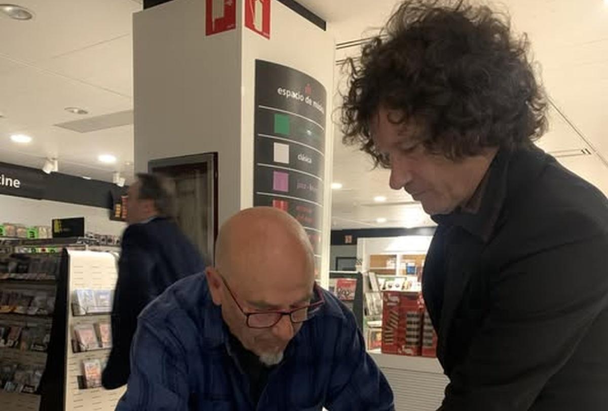 El momento en el que Bunbury deja la huella de su mano para la escultura de Héroes del silencio.